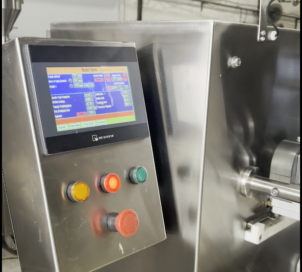 Mengatasi Tingginya Keluar Masuk Karyawan Dapur dengan Layar Pintar image